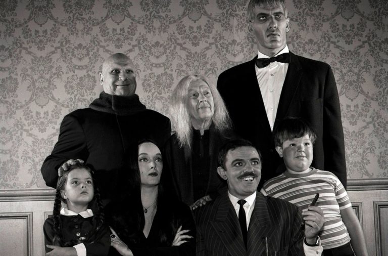 La Famiglia Addams: Tim Burton a un passo dalla serie TV live action; i